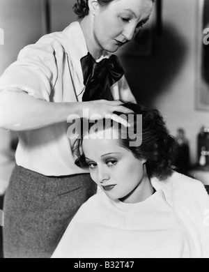 Jeune femme de se faire coiffer dans un salon de coiffure Banque D'Images