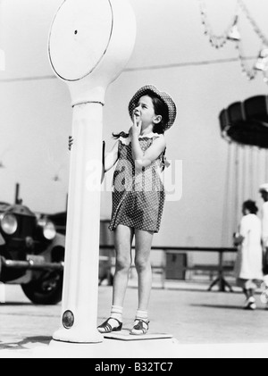 Fille debout sur une balance Banque D'Images