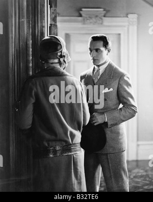 Homme debout en face d'une femme à l'entrée Banque D'Images