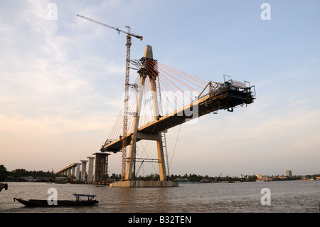 Nouvelle suspension bridge en construction sur le Mékong Vietnam Banque D'Images