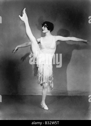 Jeune femme faisant ballet Banque D'Images