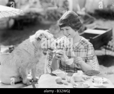 Fille et son chien faire un pique-nique Banque D'Images