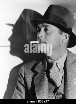 Portrait d'un homme dans un fedora avec une cigarette dans sa bouche Banque D'Images