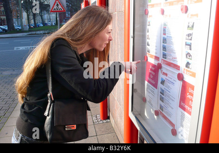 Jeune femme à la recherche de propertys Banque D'Images