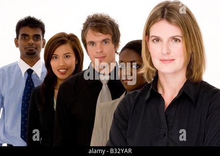 Un groupe diversifié d'hommes et de femmes en tenue d'affaires Banque D'Images