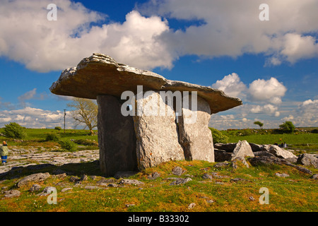 Portail de Poulnabrone tombe sur le Burren, comté de Clare, Irlande Banque D'Images