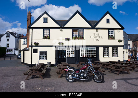 Le Inn Bath Devon avec Moto debout à l'extérieur et bleu ciel Banque D'Images