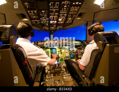 2 pilotes dans le cockpit d'un Boeing 757 au-dessus de l'Europe Banque D'Images