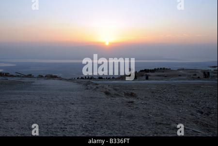 Le soleil se lève sur la mer Morte, comme vu du haut de l'histoire, table-top mountain de Massada. Banque D'Images