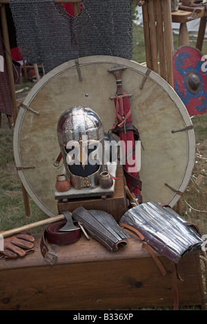 Living History re-enactment de Roman, Saxon, Viking et Norman times en Angleterre - affichage d'armes Banque D'Images