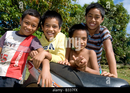 Enfants sur Atiu Îles Cook Banque D'Images