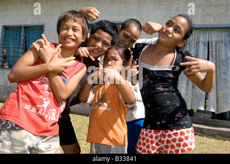 Enfants sur Atiu Îles Cook Banque D'Images