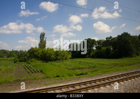 Vue par une fenêtre depuis l'intérieur d'un train Banque D'Images