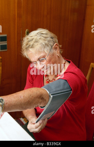 La mesure de la pression artérielle Banque D'Images