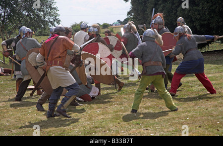 Living History re-enactment de Roman, Saxon, Viking et Norman times en Angleterre - et les Romains dans la bataille contre la lutte contre Banque D'Images