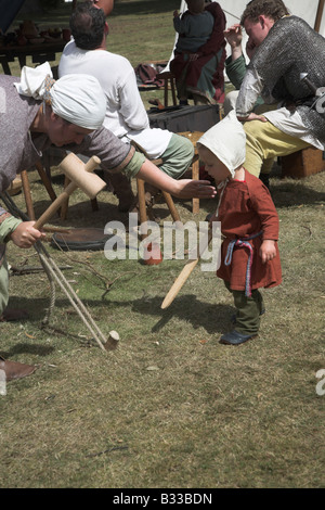 Living History re-enactment de Roman, Saxon, Viking et Norman times en Angleterre - aider les enfants autour du camp tentes Banque D'Images