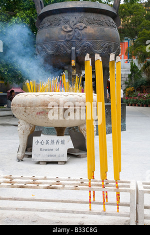 Grand encens brûler au monastère bouddhiste en Chine Banque D'Images