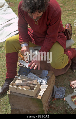 Living History re-enactment de Roman, Saxon, Viking et Norman times en Angleterre - bijoutier au travail Banque D'Images