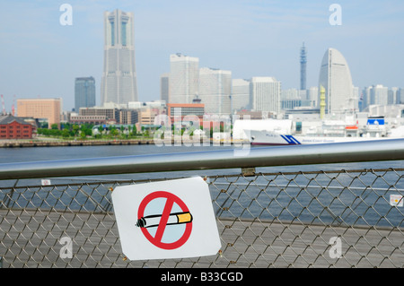 Un non-fumeurs signeront à l'Osanbashi Quai en face de Minato Mirai 21 skyline, Yokohama JP Banque D'Images