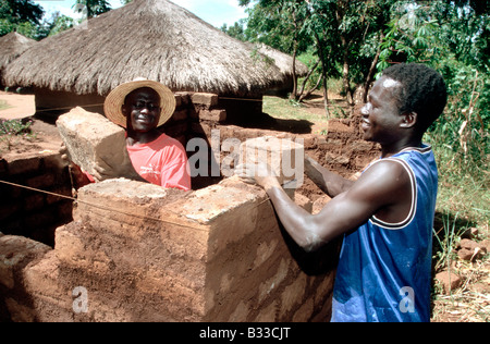 L'Ouganda, Cri, 6.12.2004 : Construction d'une cabane de briques d'argile Banque D'Images