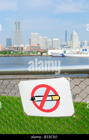 Un non-fumeurs signeront à l'Osanbashi Quai en face de Minato Mirai 21 skyline, Yokohama JP Banque D'Images