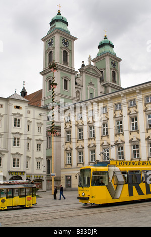 Hauptplatz Linz avec Tram de passage et architecture baroque Banque D'Images