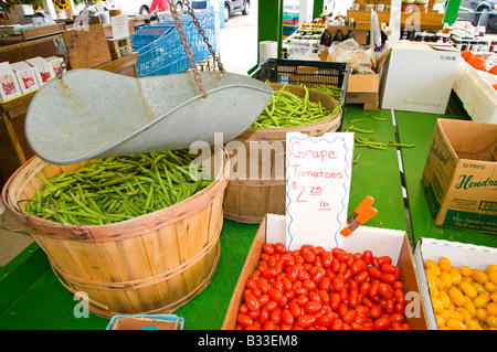 Haricots verts et tomates raisins à Farm Stand Banque D'Images