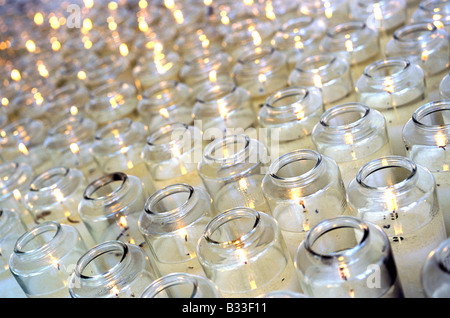 Banque de diagonal blanc lumineux allumé des bougies votives en l'honneur de la mémoire des êtres chers Banque D'Images