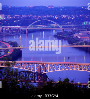 Crépuscule SUR LA RIVIÈRE MONONGAHELA EAST & PONTS DE MOUNT WASHINGTON, Pittsburgh, Pennsylvanie Banque D'Images