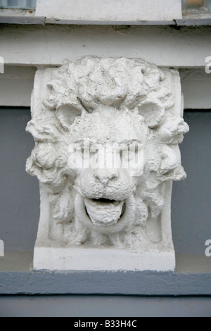 Détail de la sculpture du Lion's Head sous fenêtre sur bâtiment en pierres d'Odessa, Ukraine. Banque D'Images