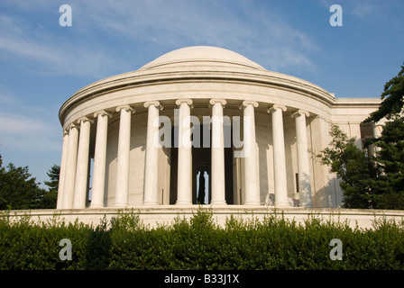 Le Thomas Jefferson Memorial avec sa statue dans une rotonde au Tidal Basin à Washington, DC. Banque D'Images