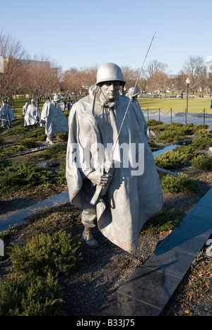 Les statues de soldats en mars un peloton avec méfiance sur un champ à la Korean War Veterans Memorial à Washington, DC. Banque D'Images