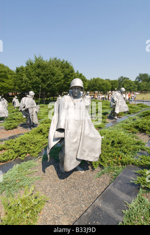 Les statues de soldats en mars un peloton avec méfiance sur un champ à la Korean War Veterans Memorial à Washington, DC. Banque D'Images