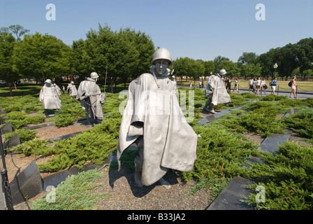 Les statues de soldats en mars un peloton avec méfiance sur un champ à la Korean War Veterans Memorial à Washington, DC. Banque D'Images