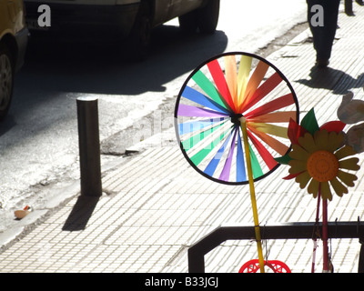 Moulin de jouets dans la rue à Athènes Grèce Banque D'Images