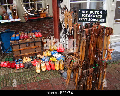 Sabots en bois traditionnel et de patins à glace frison en exposition à Delft Pays-Bas boutique touristique Banque D'Images