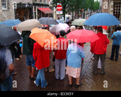 Visite guidée autour du centre-ville de Delft, Pays-Bas sous la pluie Banque D'Images