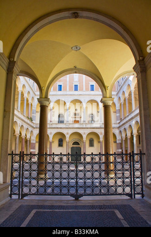 L'entrée du Palazzo delle Cancelleria à Rome, Italie. Banque D'Images