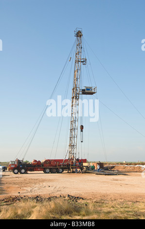 Bassin Permien Texas oil drilling rig moderne au sud de Midland Banque D'Images