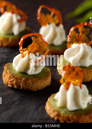 Tomates au fromage de chèvre canapés croquants nourriture éditoriale Banque D'Images