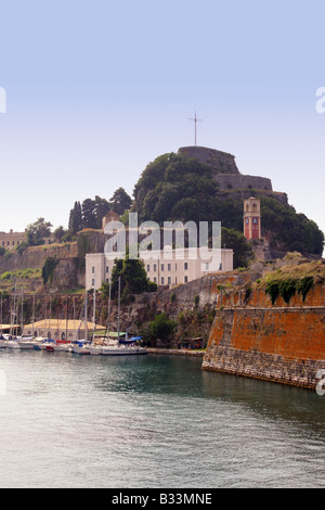 Le port de MANDRAKI ET LE VIEUX FORT. La ville de Corfou. Corfou. L'île Ionienne grecque. Banque D'Images