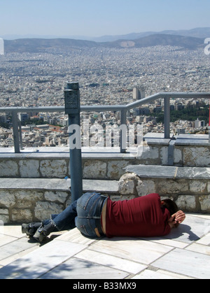 Jeune homme dormir, Lykavittos hill Athènes Grèce Banque D'Images