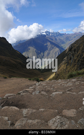 Vue du col de la femme morte (14 800 pieds) sur le Pérou Inca du procès. Banque D'Images