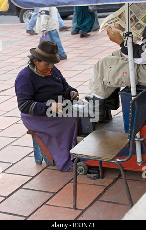 Femme chaussures cirées travaillant dans street. Le port de feutre. Scène de rue à Quito, Equateur, Amérique du Sud.71687 Équateur Banque D'Images