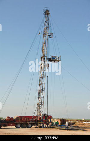 Bassin Permien Texas oil drilling rig moderne au sud de Midland Banque D'Images