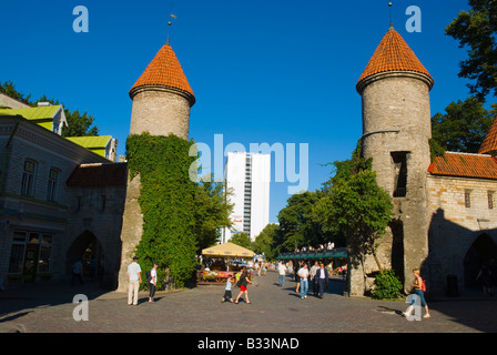 Portes de la vieille ville avec l'hôtel Viru en arrière-plan en Europe Estonie Tallinn Banque D'Images