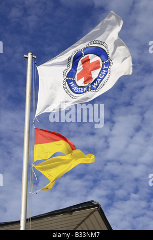 Croix-rouge sauveteur bay watch et drapeau rouge et jaune à la mer Baltique, Usedom, Allemagne, Europe. Photo par Willy Matheisl Banque D'Images