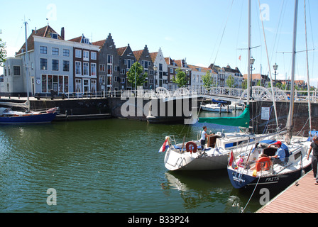 Les maisons le long de Kinderdijk Middelburg Zeeland Pays-Bas Banque D'Images