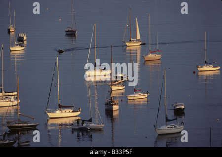 Voiliers amarrés dans le port de Rockport Maine au crépuscule. Banque D'Images