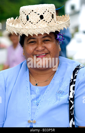 Visiteur de l'église à l'église chrétienne des îles Cook d'Avarua Rarotonga iles Cook Banque D'Images